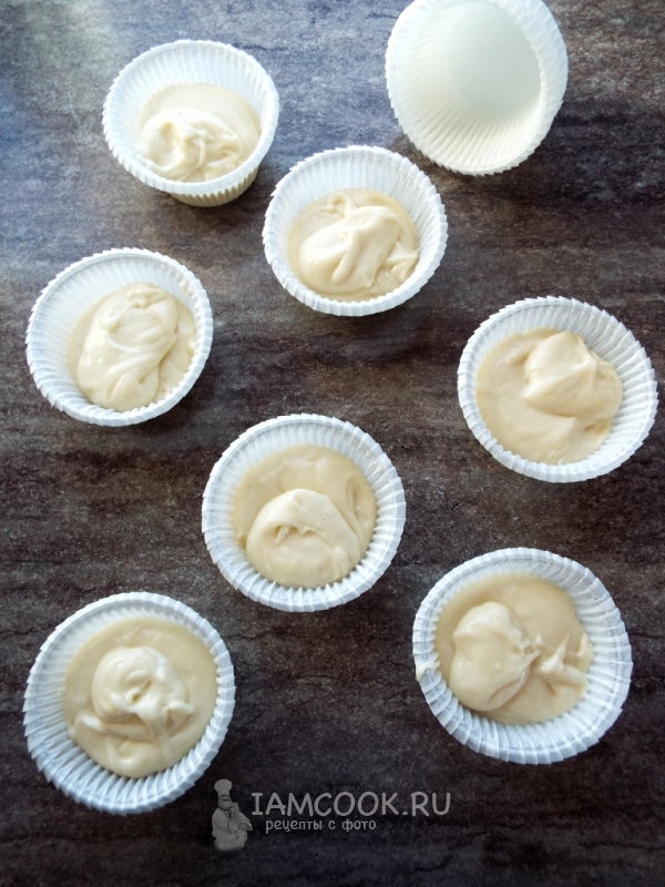 Разложить тесто по формочкам