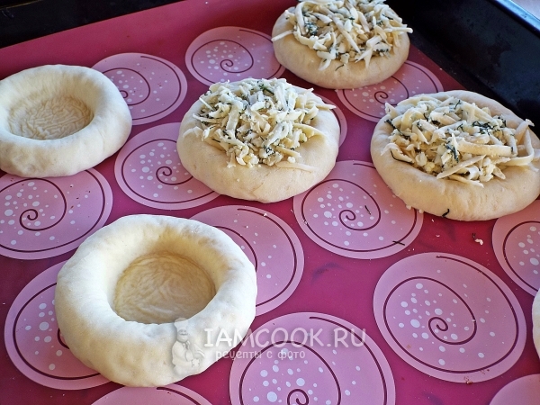 Положить на заготовки начинку