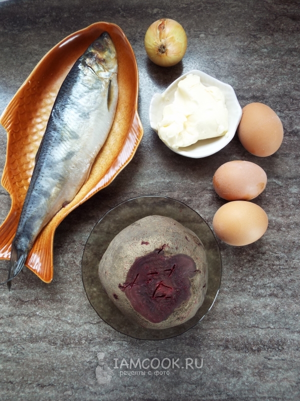Ингредиенты для закуски из сельди со свеклой и яйцом