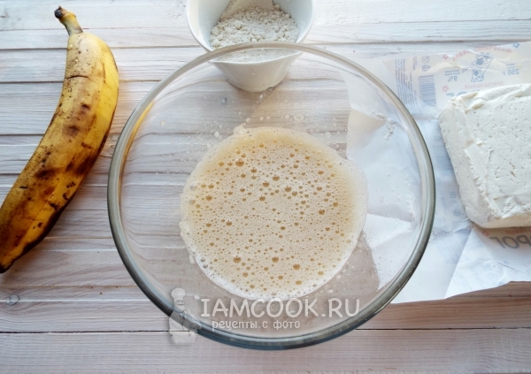 Соединить яйцо с медом