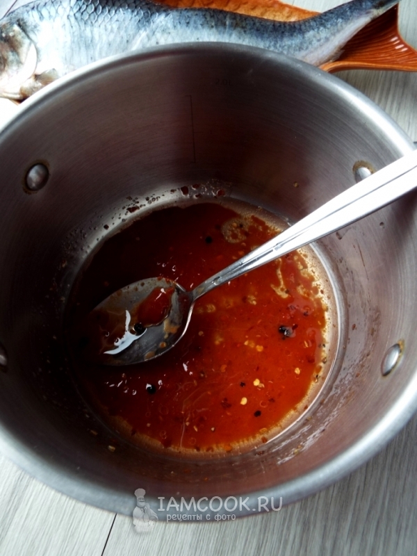 Соединить масло, томатную пасту, перец и уксус