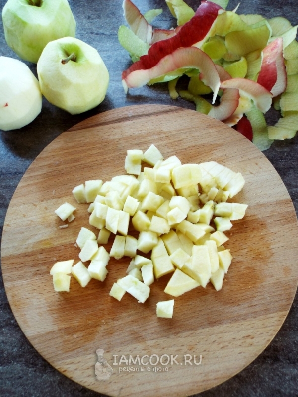 Яблоки почистить и порезать