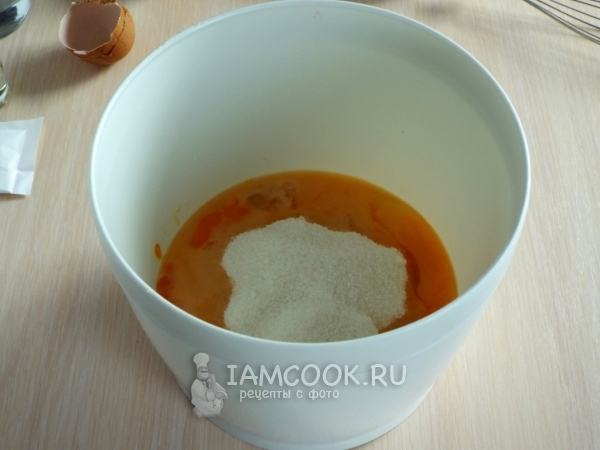 Соединить яйца и сахар