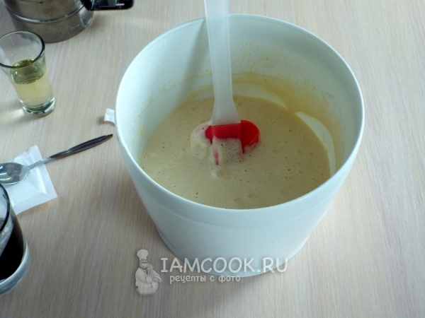 Добавить муку, масло и кипяток