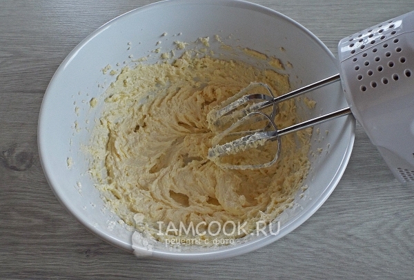 Взбить масло с сахаром
