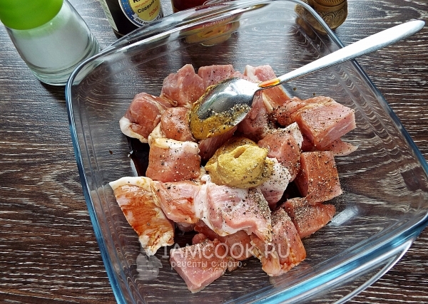 Добавить специи, горчицу и соевый соус