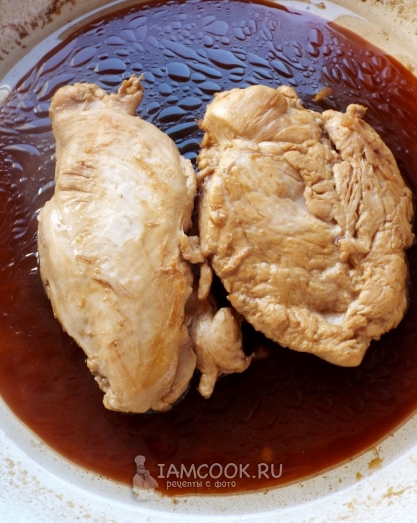 Влить соевый соус