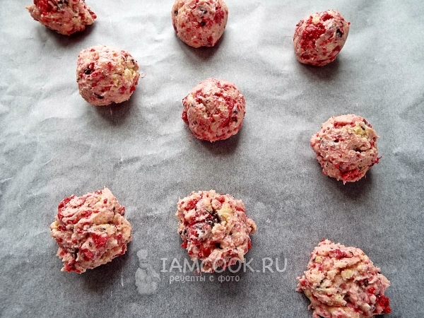 Положить шарики теста на пергамент