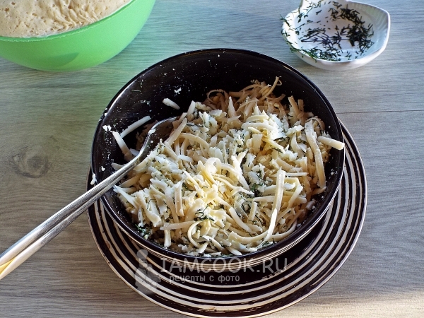 Смешать сыр с чесноком и зеленью