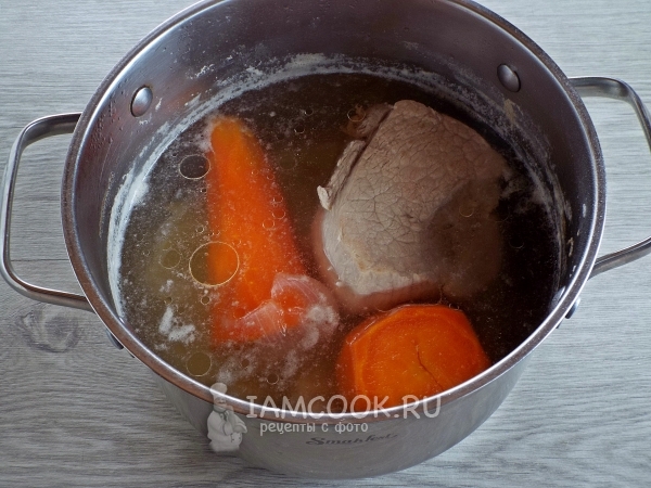 Сварить мясо с морковью и луком