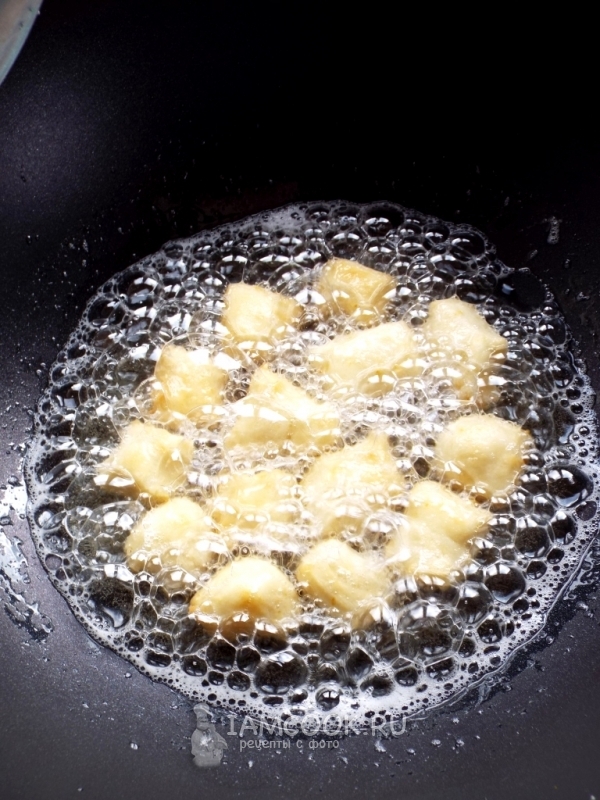 Пожарить кусочки теста в масле