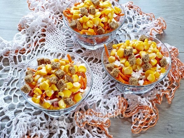 Фото салата с корейской морковью и копченой колбасой