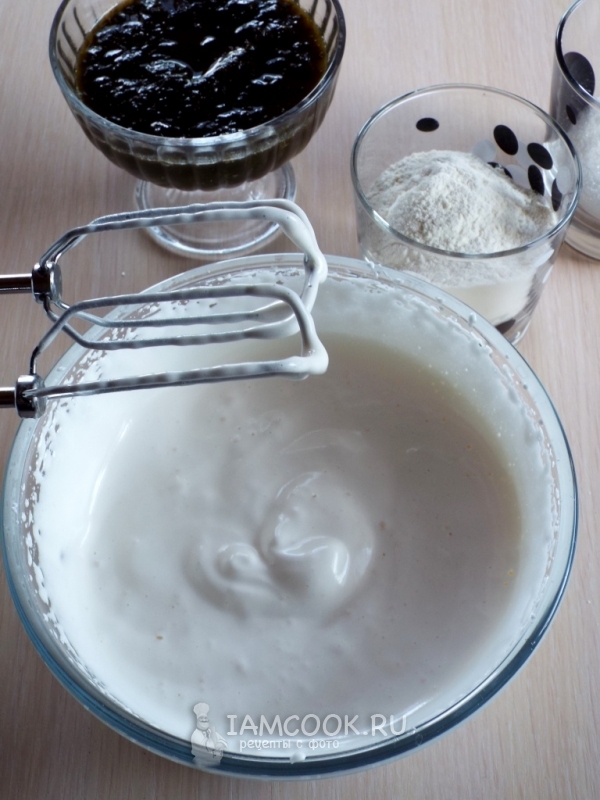 Взбить яйца с сахаром