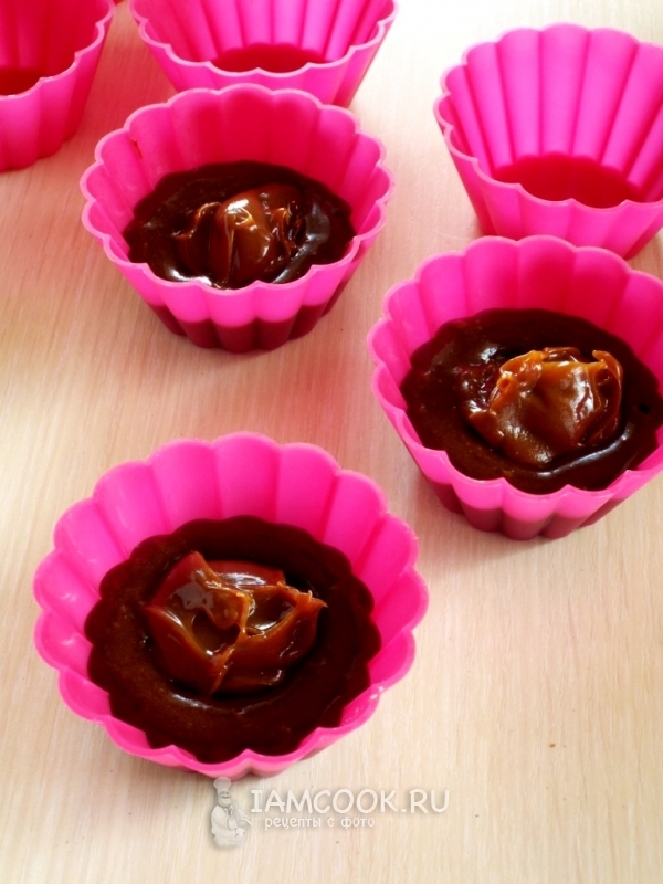 Выкладываем тесто и начинку в формочки