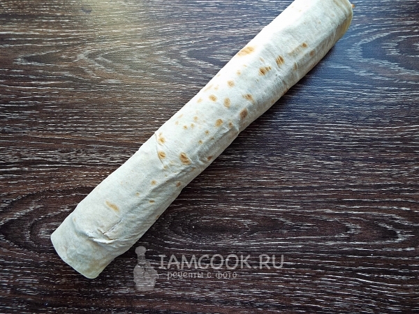 Свернуть лаваш с начинкой в рулет