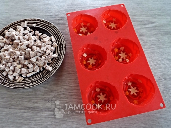 Выложить в формочки морковь и сыр