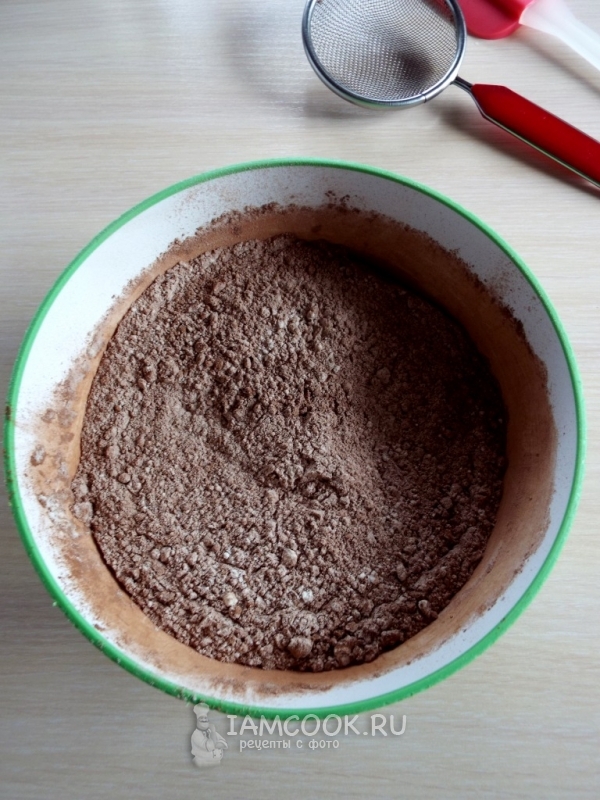 Смешать муку, какао и разрыхлитель
