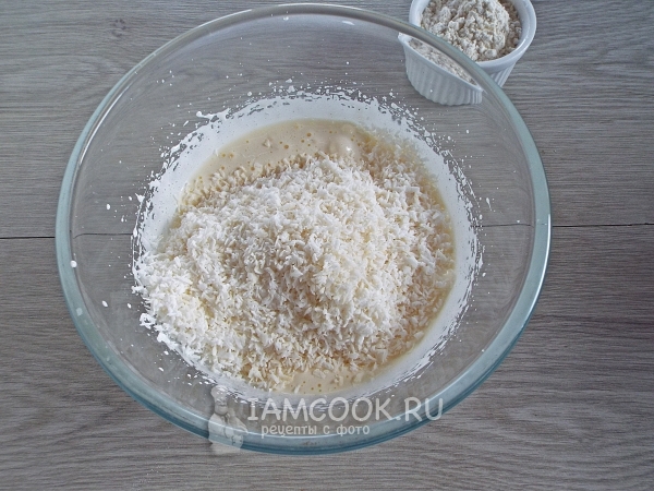 Всыпать кокосовую стружку