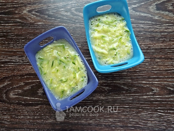 Переложить яично-кабачковую массу в формочки