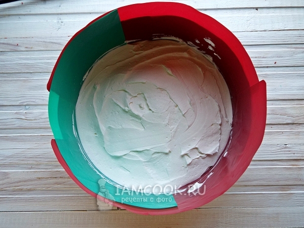 Положить на корж крем