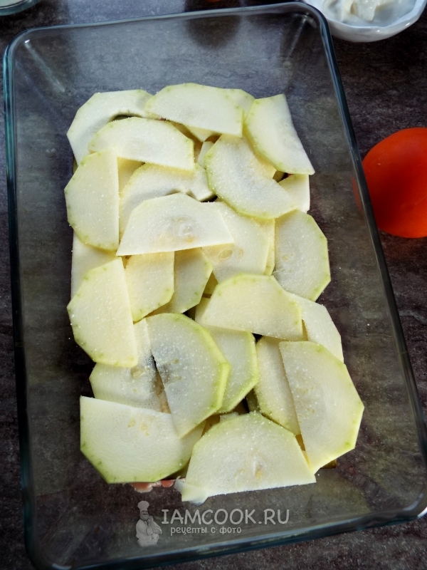 Положить слой кабачков