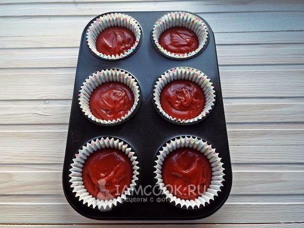 Перелить тесто в формочки