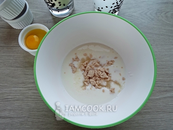 Положить в кефир сахар и дрожжи