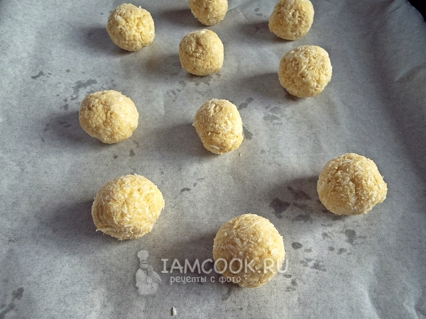 Скатать из теста шарики