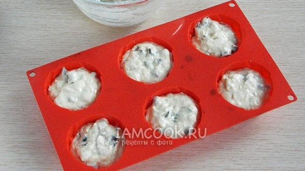 Переложить тесто в формочки