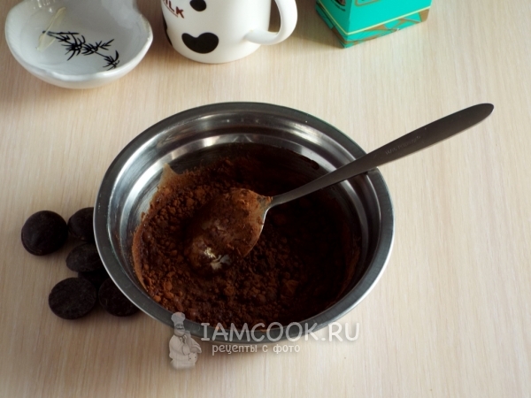 Смешать ингредиенты для глазури