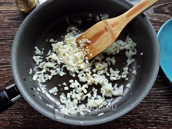 Обжарить лук