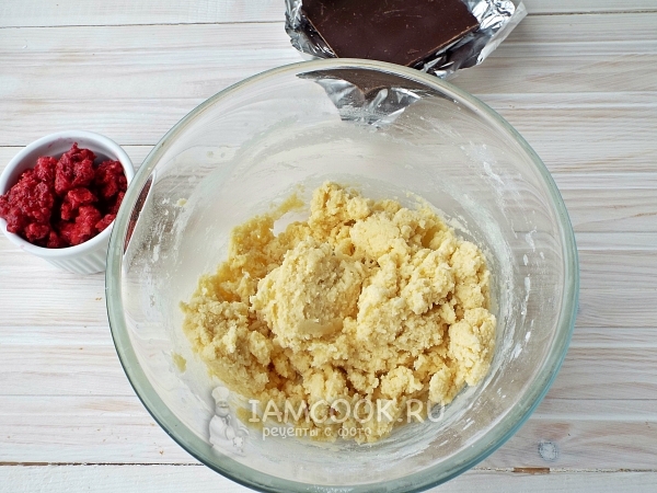 Добавить муку и размешать