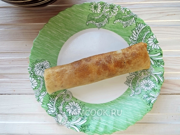 Свернуть блин с начинкой в трубочку