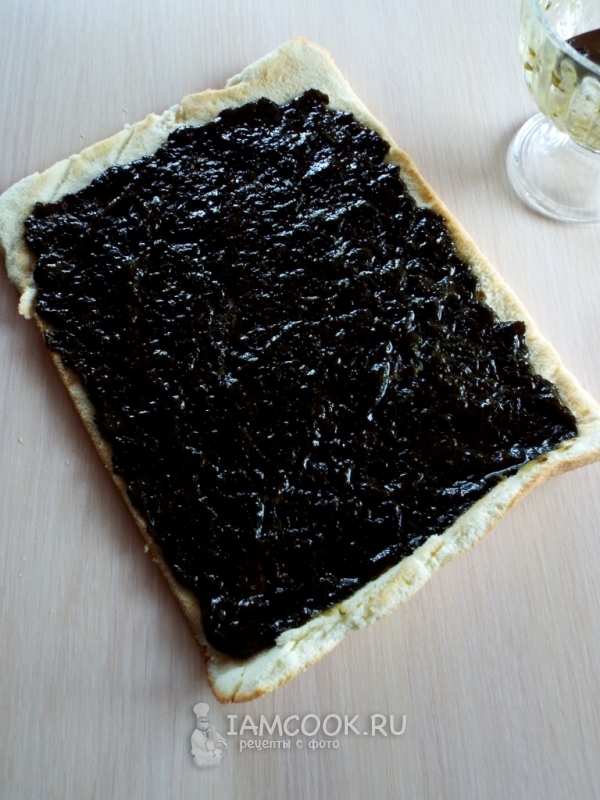 Смазать бисквит вареньем