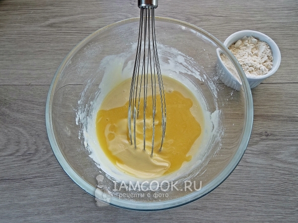 Влить масло