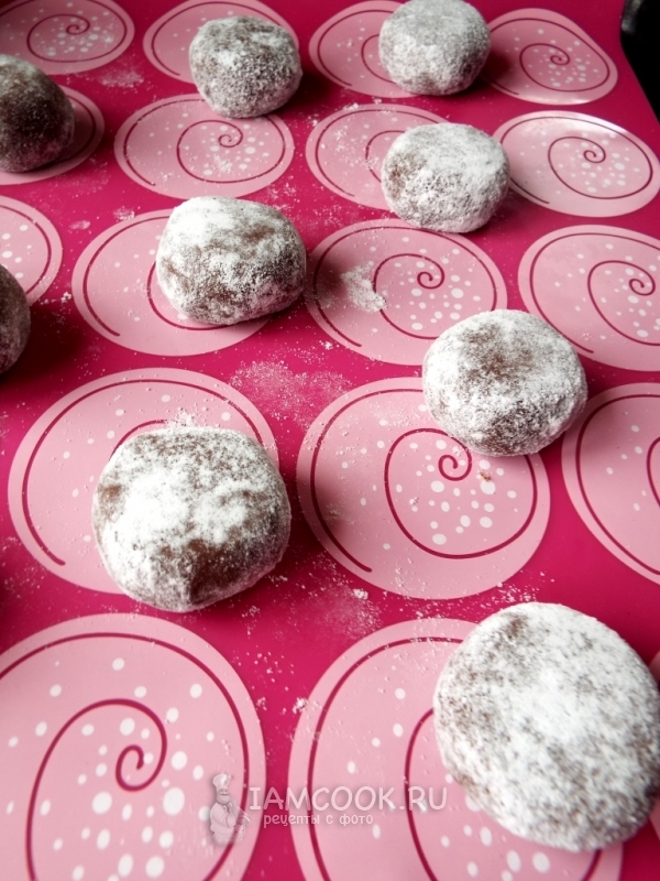 Обвалять пряники в сахарной пудре