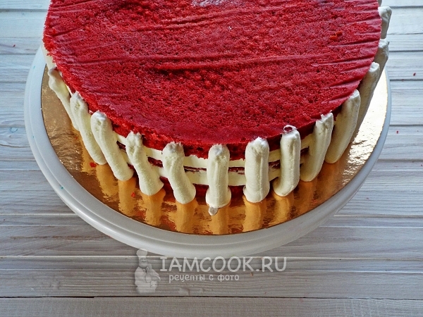 Нанести крем на бока торта