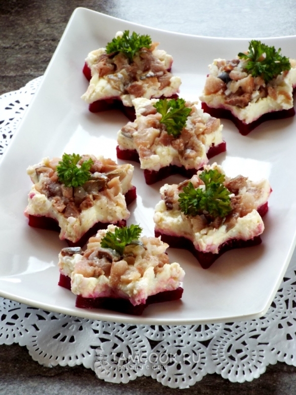 Готовая закуска из сельди со свеклой и яйцом