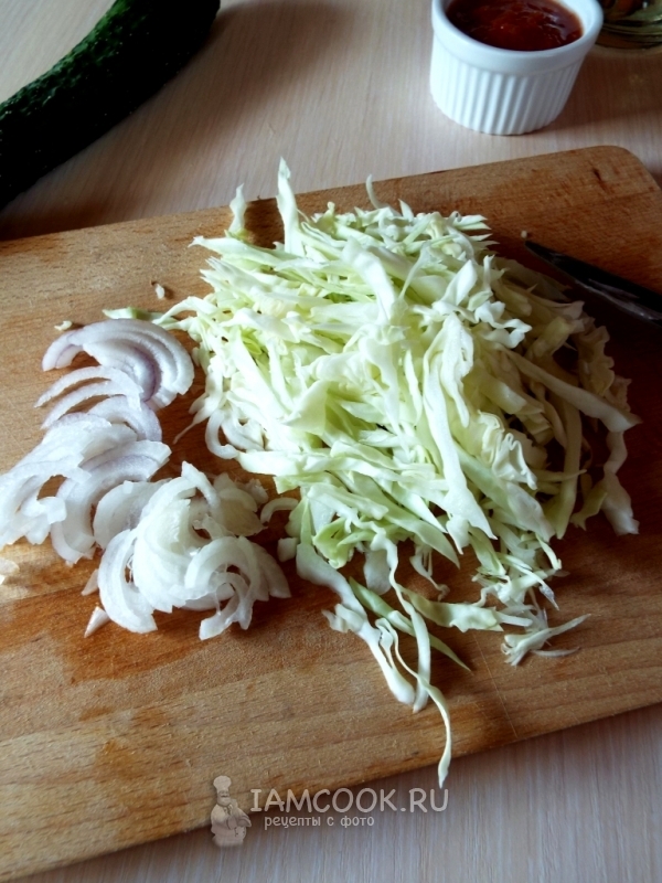 Нарезать лук и капусту