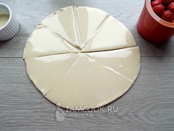 Смазать тесто сгущенкой