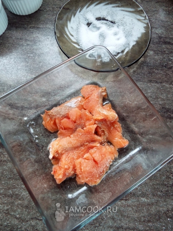 Обмакнуть рыбу в соли с сахаром