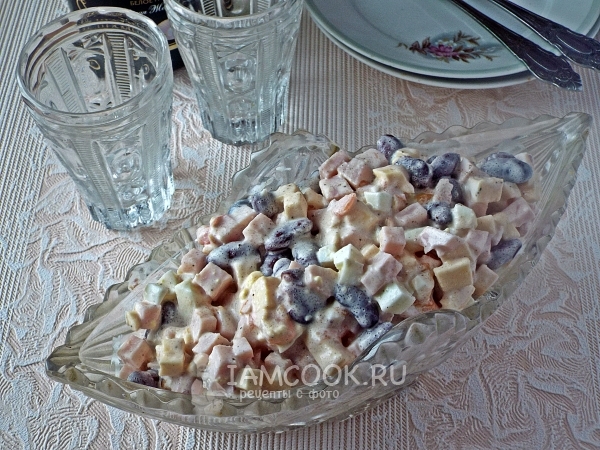 Фото салата с фасолью, ветчиной и сыром
