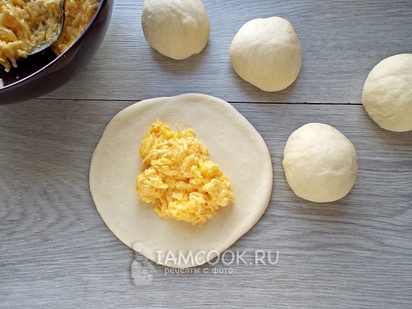 Положить на тесто начинку