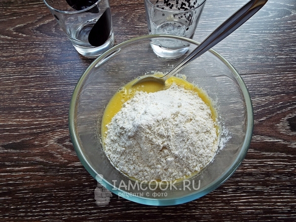 Всыпать муку