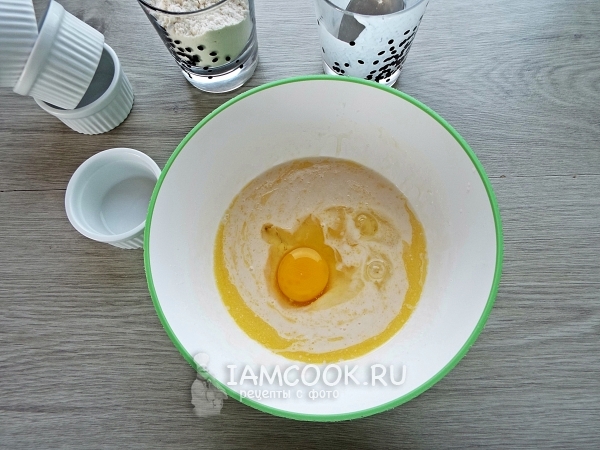 Положить яйцо и масло