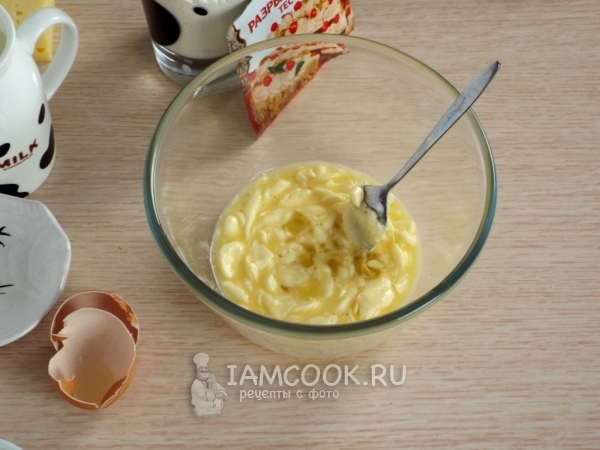 Соединить масло, яйцо и сахар