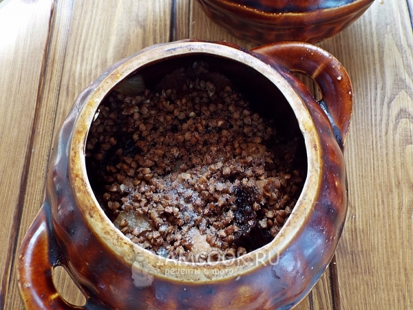 Положить в горшочек гречку и мясо с луком