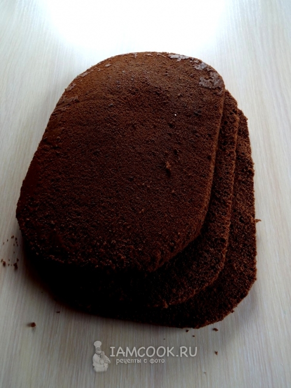 Разрезать бисквит на три коржа