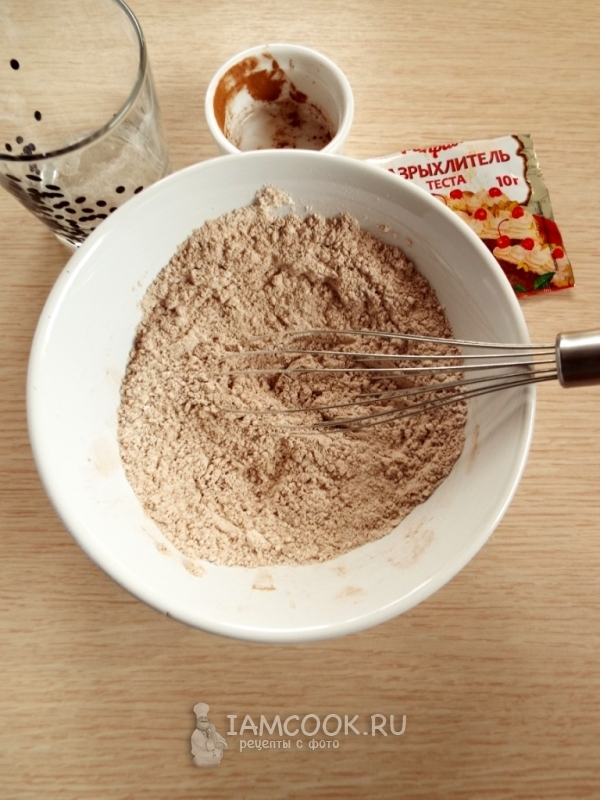 Смешать какао с мукой и разрыхлителем