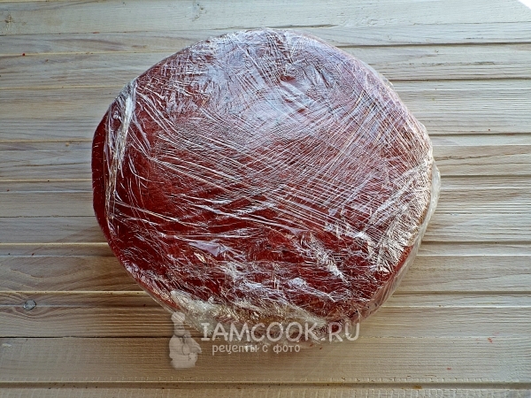 Завернуть корж в пищевую пленку